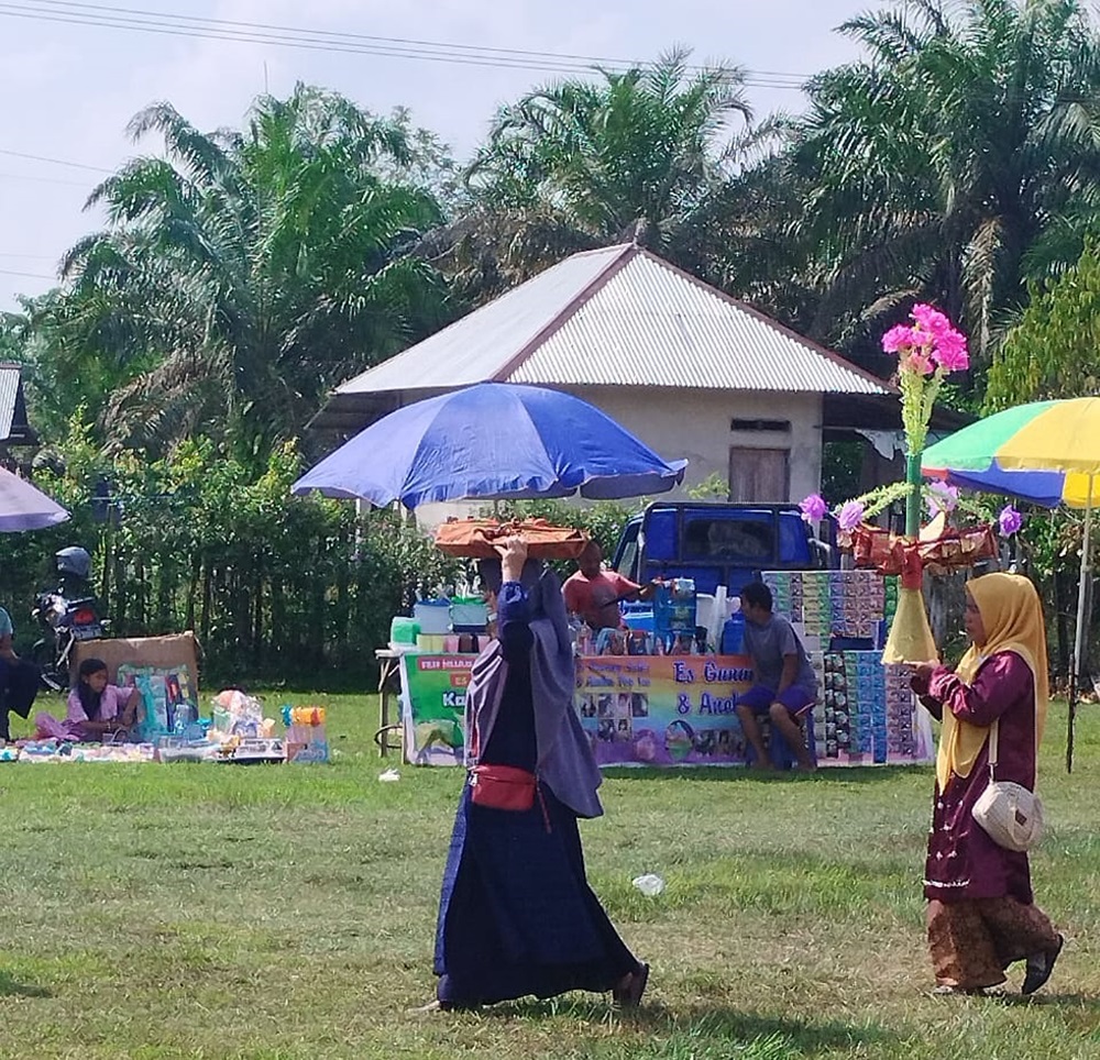 Hiasan Budaya dan Makanan Tradisi Lokal Masyarakat Kuansing Yang Tak Luput Pada Pembukaan Pacu Jalur